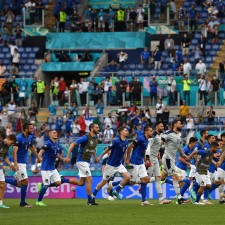 爱游戏娱乐-各路豪强备战，欧洲杯氛围热烈，抢眼穿越()